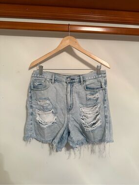 American Eagle Mom Short - Distressed Light Blue Denim Shorts - High-Rise Cut 🎊